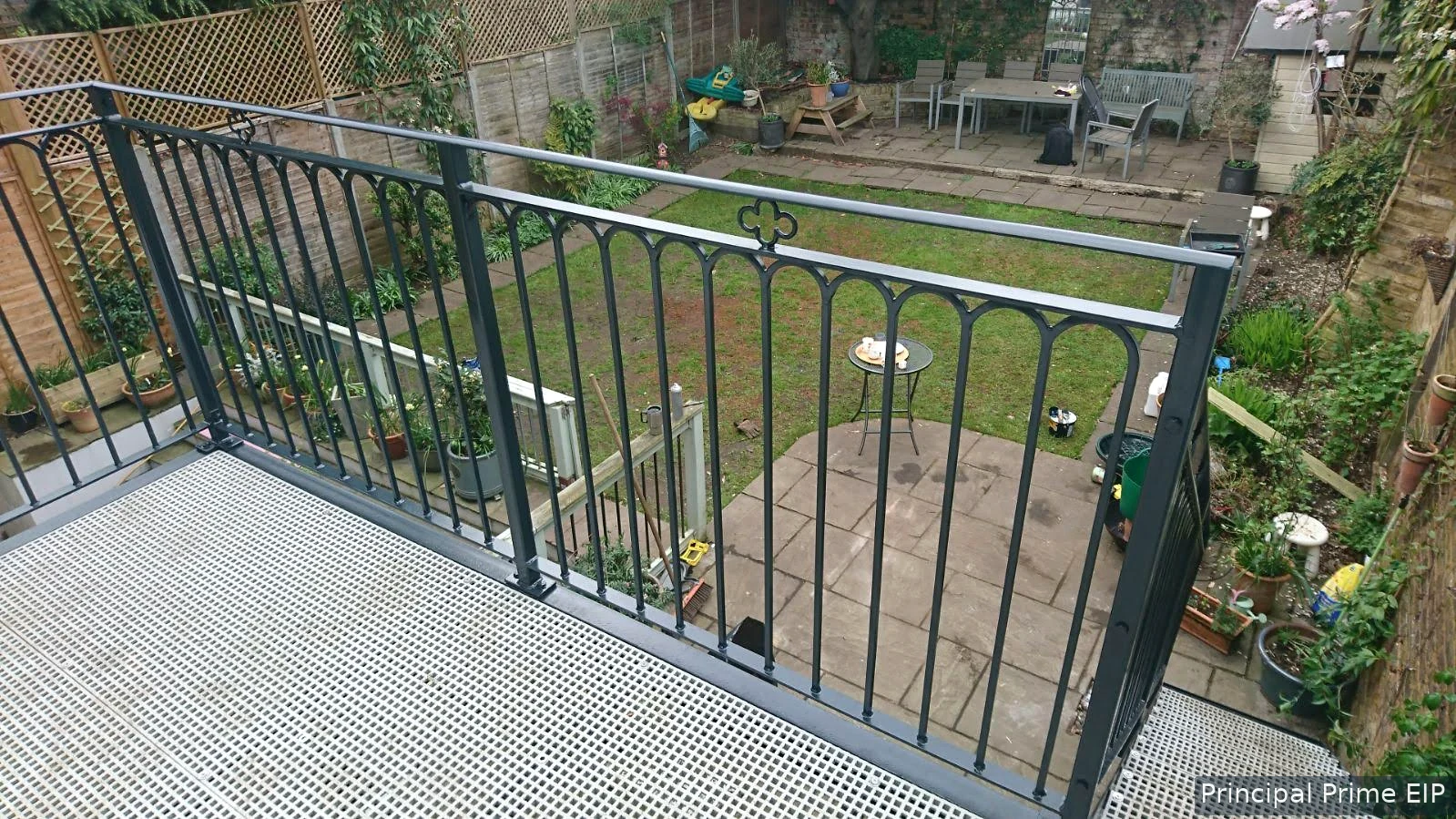 External platform with fitted metal balustrade External platform with fitted metal balustrade