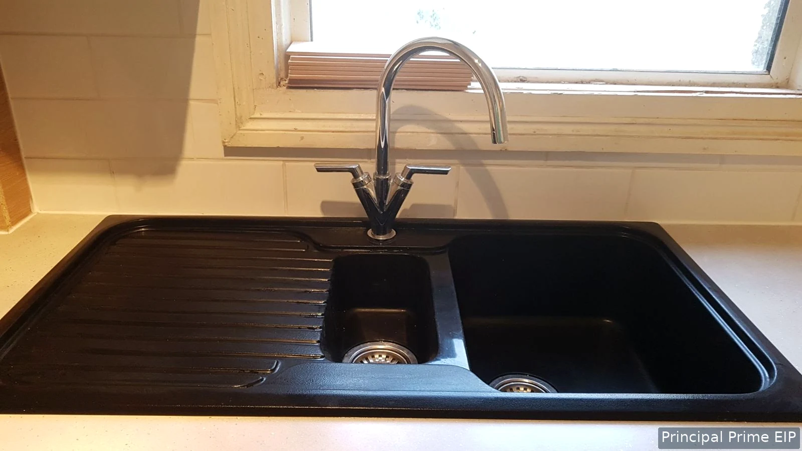 Kitchen sink and fitted mixer tap Kitchen sink and fitted mixer tap