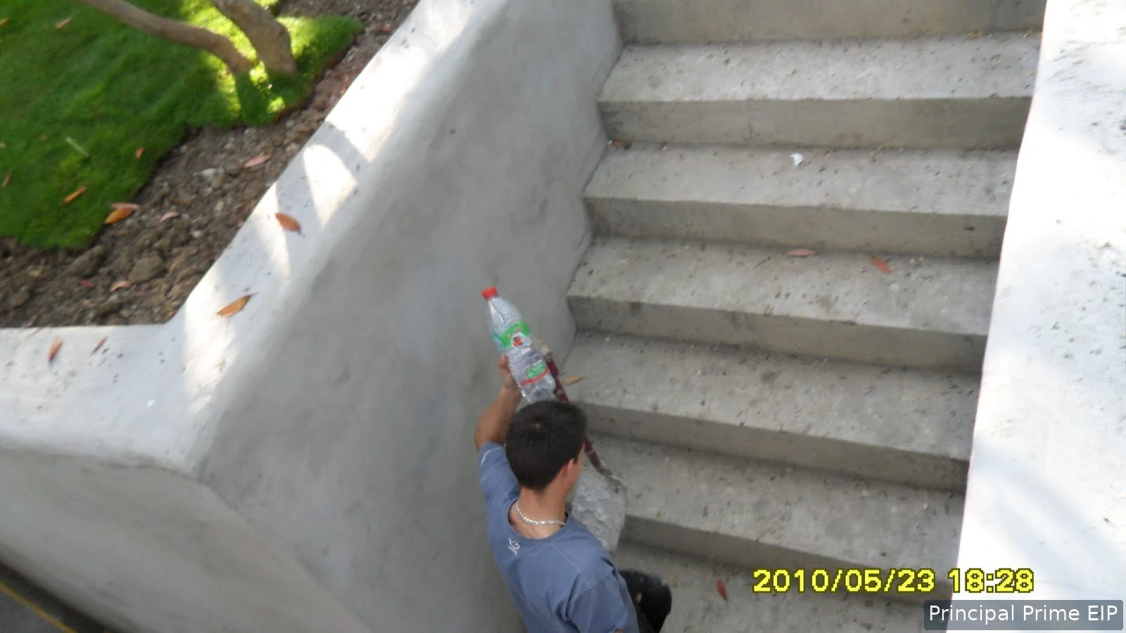Finishing rendered walls beside external steps Finishing rendered walls beside external steps.
